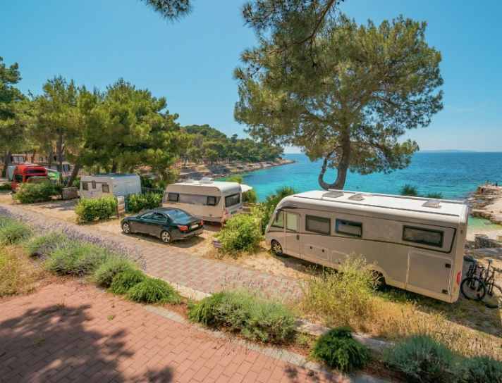 Einen Stellplatz mit Aussicht auf das Meer und im Schatten der Bäume kann man sich bei frühzeitiger Buchung sichern