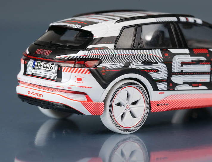 Bei Audi rollte zum Beispiel zur IAA 2021 das 1:43-Modell des Q4 e-tron an. Und neben Serienfarben gibt es auch eine interessante und bunte Prototypenversion des E-Automobils