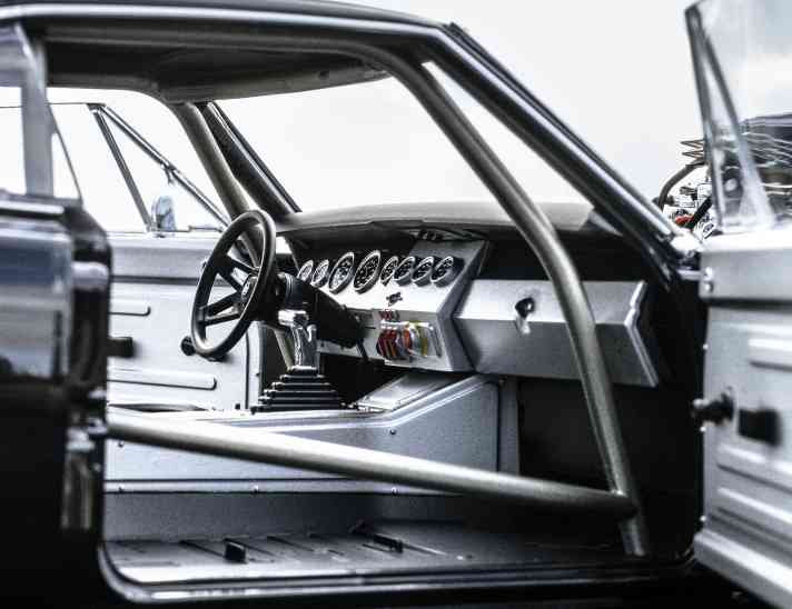 Das Original zu diesem Auto ist ein echter Klassiker, ein schwarzes Coupé und es hat sich bisher in mindestens 10 Filmen einen Weltruf erfahren. Wir zeigen hier das 1:18-Lenkrad eines Modells aus Kanagawa. ] Foto: Werk