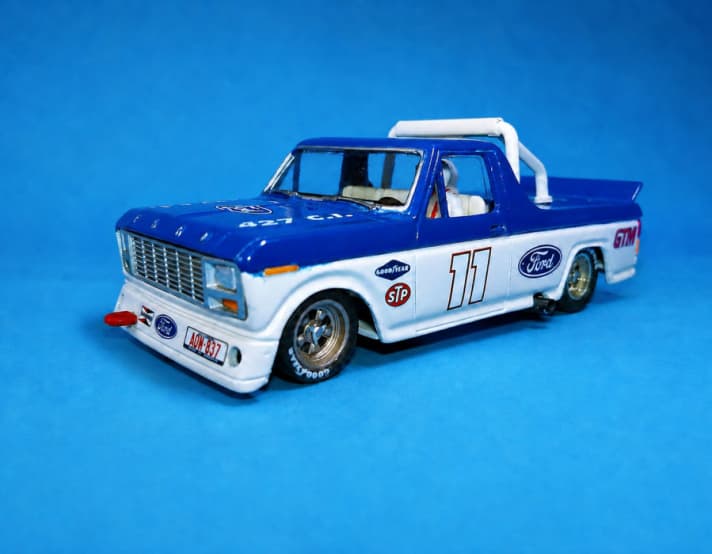 Den Bausatz des Ford Pick-up F-100 von 1981 baut George Turner Models als statischen Kit, aber wahlweise auch mit Motor- und Fahrwerkskomponenten für die Autorennbahn aus Resine ] Foto: George Turner Models