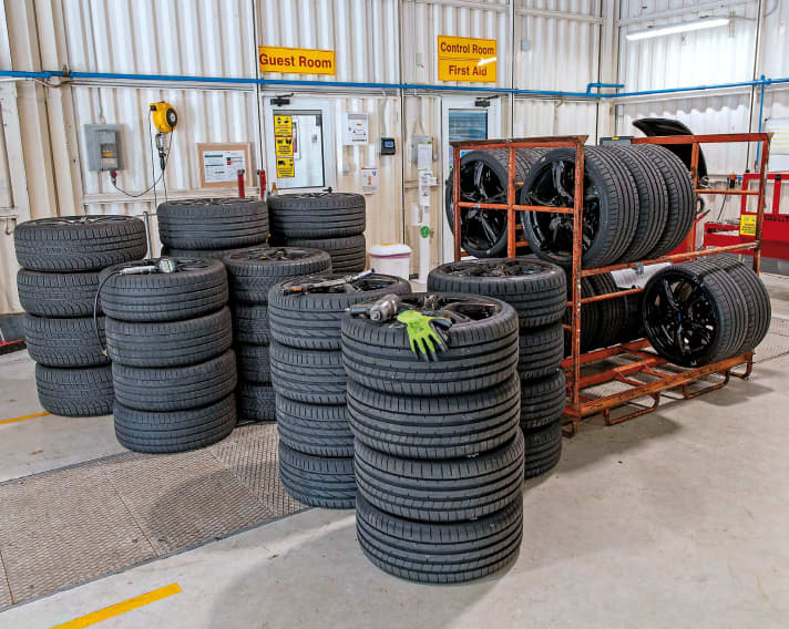 Pro Teilnehmer gehen 10 Reifen mit auf die Reise. So schließen wir einseitigen Verschleiß aus und haben Reserven für den Notfall