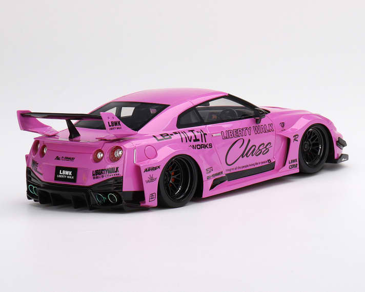 Von dezent ist der LB-Works-Nissan ungefähr so weit entfernt wie ein Countach von einer Öko-Nuckelpinne. Und der schrille Lack legt da in Sachen Unverwechselbarkeit noch einen drauf. ]