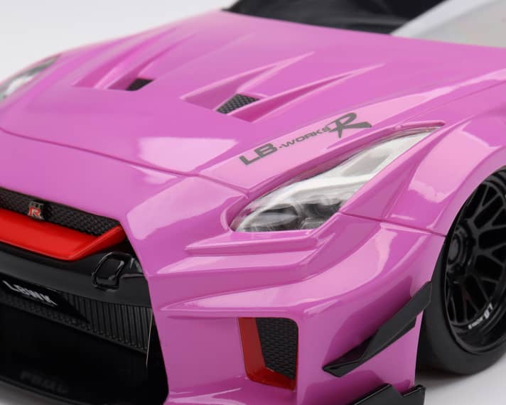 Diese Detailaufnahme zeigt, dass der 1:18er von True Scale Miniatures nicht nur mit einem exzellenten Lack glänzen kann, sondern auch in Sachen Karbon und Passgenauigkeit punktet ]