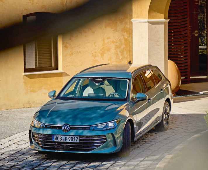Bereit für eine Tour an der Côte d’Azur: der neue Passat mit seiner nach außen ansteigenden Motorhaube