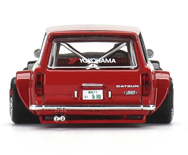 Wie extrem Kaido House die Proportionen des Originals verschiebt, zeigt hier auch die Heckansicht des getunten 1:64-Modells zum Datsun 510 Station Wagon überdeutlich ]