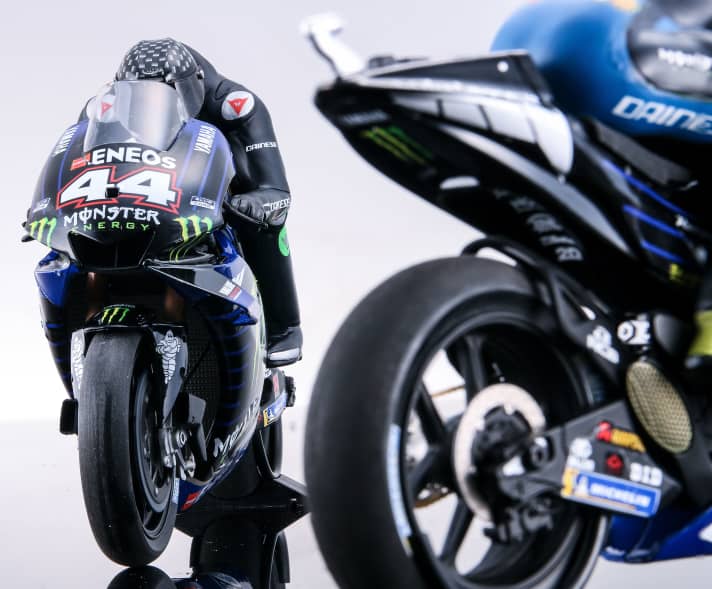 Für die Motorrad-Fans bringt Minichamps ein 1:12-Doppelset zum gemeinsamen Test von Lewis Hamilton und Valentino Rossi mit zwei Modellen der Yamaha M1 in toller Klappbox. ]