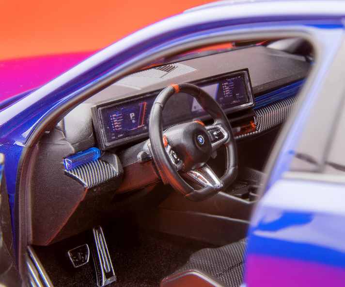 BMW stand am Anfang von Minichamps und in Sachen BMW M5 legen die Aachener in der Baugröße 1:18 mit beieindruckenden Miniaturen nach. Denn neben der Limousine ist auch der passende Touring am Start. ] Foto: C. Hoffmann