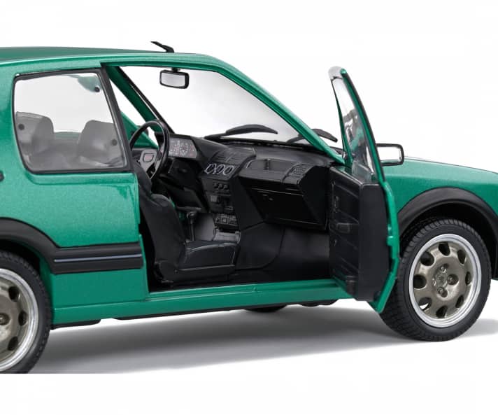 Parbleu: Der Peugeot 205 GTI “Griffe” zeigt ein fein gezeichnetes Interieur mit dem passendem Sportlenkrad und dem roten GTI-Schriftzug auf der Prallplatte. In der 50-Euro-Klasse top! ]Foto: Werk