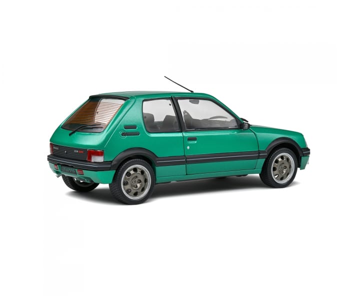 In der Heckansicht sind die originalgetreu gestalteten Proportionen der Die-Cast-Karosserie des Solido-GTI sehr gut zu erkennen. Die spaltmaße der Türen sind sehr gut. Foto: Werk
