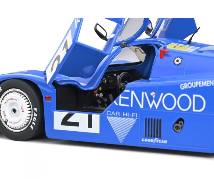 Das Lastenheft der Solido-Flitzer in 1:18 ist bestens bekannt. Auch der 956 der Andrettis hat eine fein dekorierte Die-Cast-Karosserie, bewegliche Türen und lenkbare Vorderräder.]