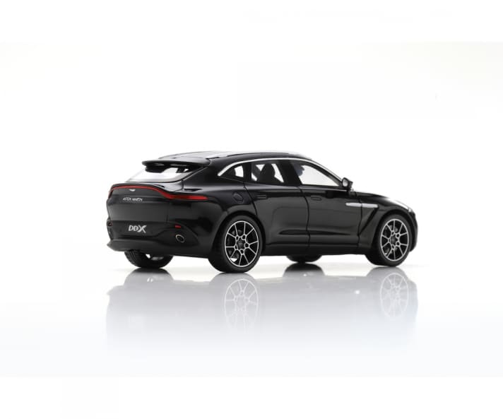 Schwarz ist neben dem oben bereits gezeigten Metallicgrün die zweite Farbe, in der Schuco den Aston Martin DBX als Resinemodell in 1:43 zum Start herausbringen wird. Das Finish ist gut.]Foto: Werk
