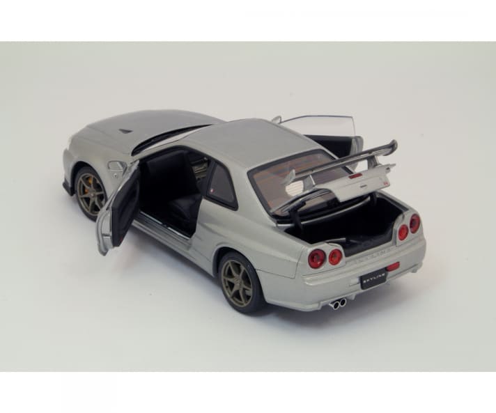 Nicht nur die Kofferraumhaube und die Türen lassen sich am Ebbro-Nissan in 1:24 originalgetreu öffnen. Auch die Motorhaube haben die Japaner beweglich umgesetzt. ]