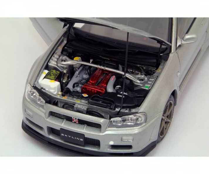 Was für ein Modellmotor! Den Sechszylinder-Reihenmotor des Skyline mit 2569 Kubizentimeter Hubraum und 280 PS Leistung zeichnet Ebbro in teilverkabelter und perfekt kolorierter Machart nach ]