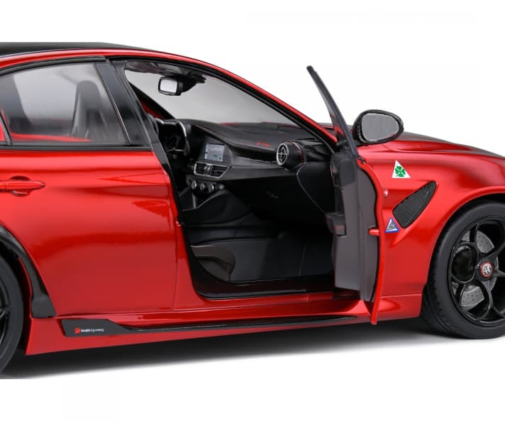 Auch der Alfa Romeo GTAm als Zinkdruckgussmodell von Solido in 1:18 folgt dem üblichen Lastenheft der Solido-Macher mit beweglichen Türen und lenkbaren Vorderrädern ]
