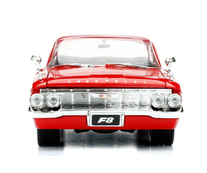 Zweiter Hingucker neben dem knallroten Lack ist beim Chevrolet Impala von Jada in 1:24 aus Zinkdruckguss sicherlich der üppig verarbeitete, aber originalgetreu platzierte Chromzierrat]Foto: Werk