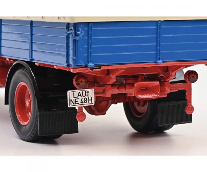 Aus dieser speziellen Perspektive des Heck sind die feine Machart des Chassis beim Modell des Mercedes-Benz L 911 von Schuco aus Zinkdruckguss in 1:18 sehr gut zu erkennen.]