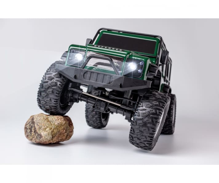 Die Verschränkung der Achsen auf diesem Foto zeigt, dass der Landy von Carson Modelsport auch im Maßstab 1:8 dank Allradantrieb über ausreichende Talente als Geländegänger verfügt]