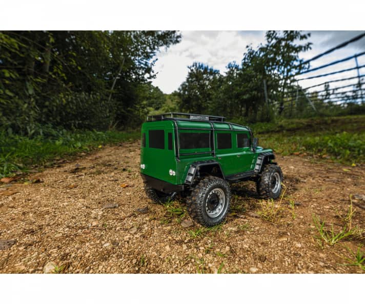 Die extrabreiten Räder und die hochgebockte Karosserie sowie der Allradantrieb des Land Rover Defender sind die ideale Voraussetzung für jede Menge Fahrspaß im Gelände ]