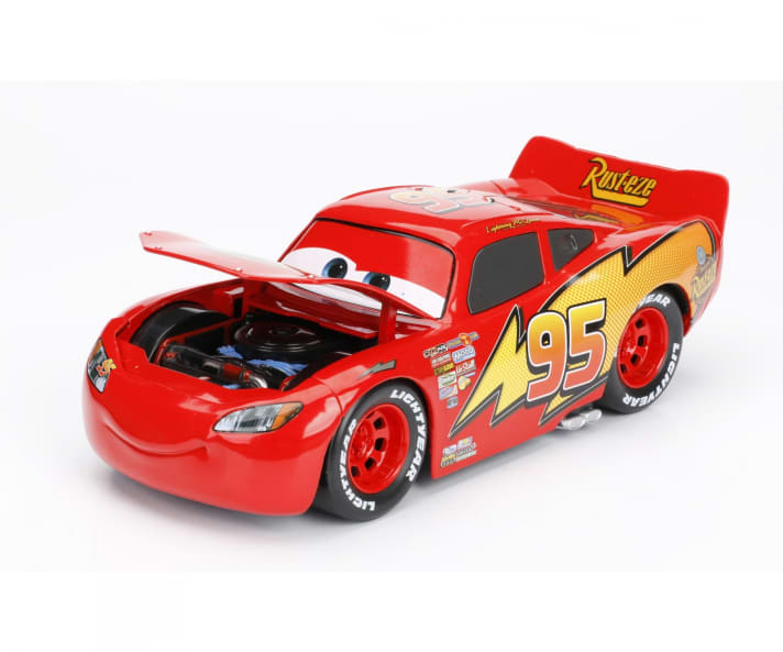 Lightning McQueen hat ja bekanntermaßen ein großes Maul. Am 1:24-Modell lässt sich die Motorhaube öffnen und zeigt darunter einen teilweise verkabelten Modellmotor mit schönen Details. ]