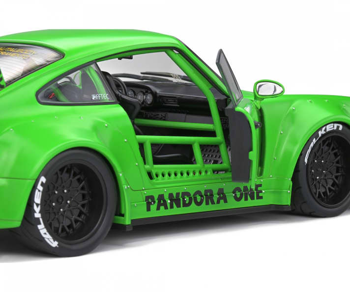 Massiven Überrollkäfig, schwarze, extrabreite Speichenfelgen mit Falken-Pneus und aufgenietete Verbreiterungen zeigt das 1:18-Modell des “Pandora One” von Solido ]