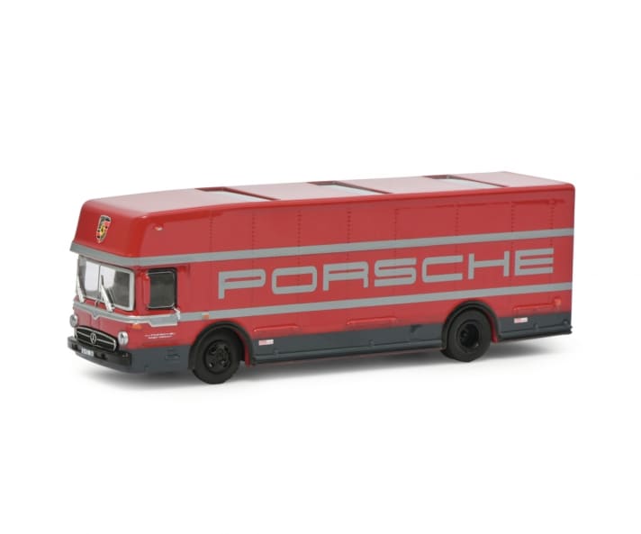 Die weinrote Porsche-Lackierung ist wohl das bekannteste Outfit des Mercedes-Benz O 317 als Renntransporter von Robert Schenk Fahrzeugbau. Auch diese Version bringt Schuco jetzt in H0. Foto:Werk