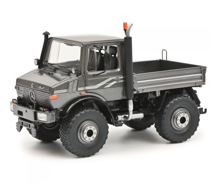 Das edle Graumetallic steht dem Unimog-Modell des U 1600 aus Zindruckguss von Schuco ganz ausgezeichnet. Die kantige Kabine ist typisch für die Baureihe 427 des Alleskönners ]Foto: Werk