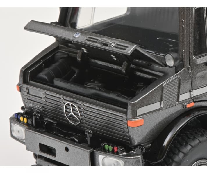 Auch die graumetallic-farbene Variante des Unimog U 1600 von Schuco ist ein Die-Cast-Modell mit beweglichen Türen, zu öffender Motorhaube und einer beweglichen Ladeklappe im Heck ]Foto: Werk