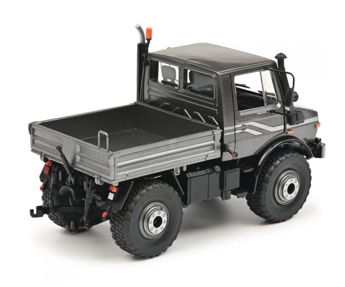 In der Heckansicht sind die teilweise beweglichen Teile des U 1600 von Schuco sichtbar, die hinten für die Montage diverse Anbauteile an den verkleinerten Alleskönner notwendig sind ]Foto: Werk