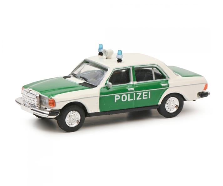 In Sachen  Einsatzfahrzeuge auf Basis des W123 in 1:87 belässt es Schuco nicht nur bei der Feuerwehr, sondern liefert jetzt aktuell auch einen Streifenwagen in Weiß und Grün an den Handel ]