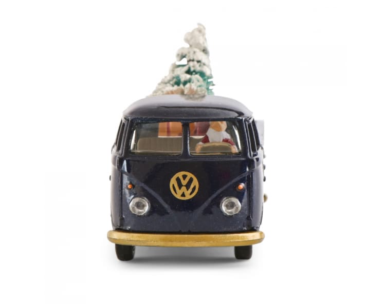 Wer genau hinguckt, der kann entdecken, dass der Märklin-Weihnachtsmann einen echten Traumjob hat. Denn er darf während seiner Dienstzeit in ein goldenes Lenkrad greifen!]