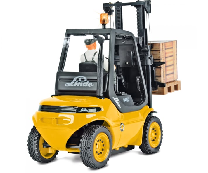 Mit dem Linde-Stapler in 1:14 ist Carson Modelsport wieder einmal ein guter Kompromiss aus Funktionalität und Vorbildtreue gelungen. Ebenfalls klasse: Ein Fahrer ist schon mit an Bord. ]Foto: Werk