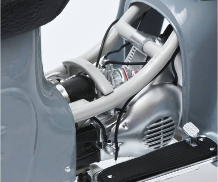 Abseits der Tuning-Eskapaden zeigt die Simson Schwalbe Custom III aber auch im Maßstab 1:10 gelungen umgesetzte Technikdetails wie hier zum Beispiel den teilweise verkabelten Motor ]Foto: Werk
