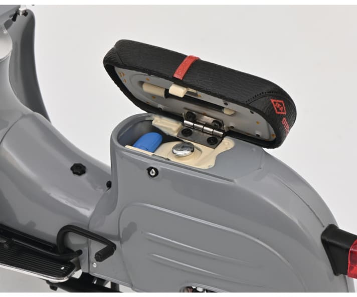 Auch unter der Sitzbank, die sich beim 1:10-Modell der Schwalbe aufklappen lässt, verstecken sich bei der Simson Schwalbe von Schuco Details wie Tankdeckel, Luftpumpe und Werkzeug ]Fotos: Werk
