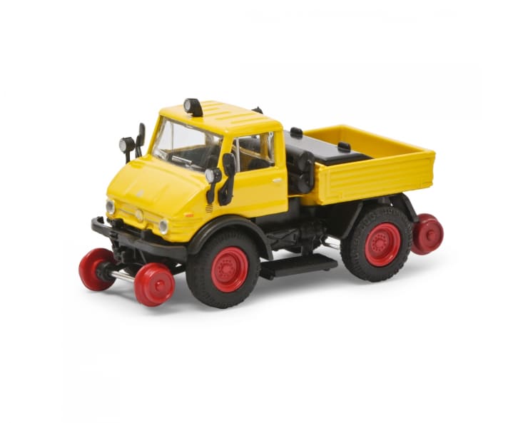 Der Unimog 406 ist bei Schuco als Zinkdruckgussmodell in 1:87 schon lange im Programm. Das Zweiwegemodell hat vorne ein zusätzliches Dreilicht-Spitzensignal an Bord ]Foto: Werk