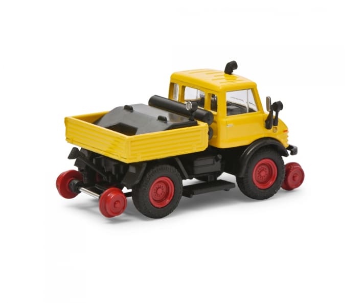 Auf der Pritsche des Zweiwege-Unimogs sind die technischen Zusatzeinrichtungen des Unimog 406 zu erkennen, die Schuco dort bei seinem 1:87-Modell originalgetreu verstaut hat ]Foto: Werk