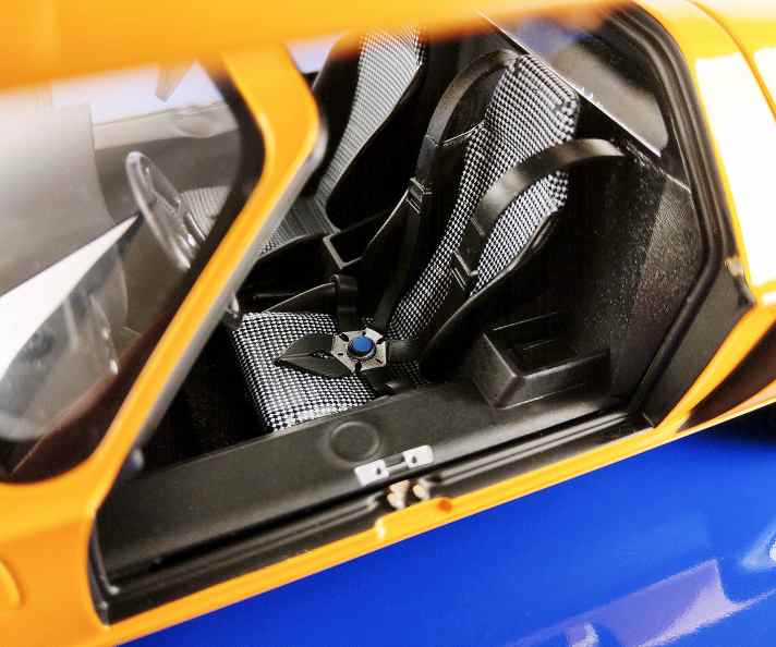 Es gibt im Moment ein einziges, zeigbares Modell des Mercedes-Benz C111-II aus dem Hause Norev in 1:18. Für das Shooting unserer Titelgeschichte parkte der Wankelsportwagen mit Stern vor unserer Kamera! ] Foto: Christian Hoffmann