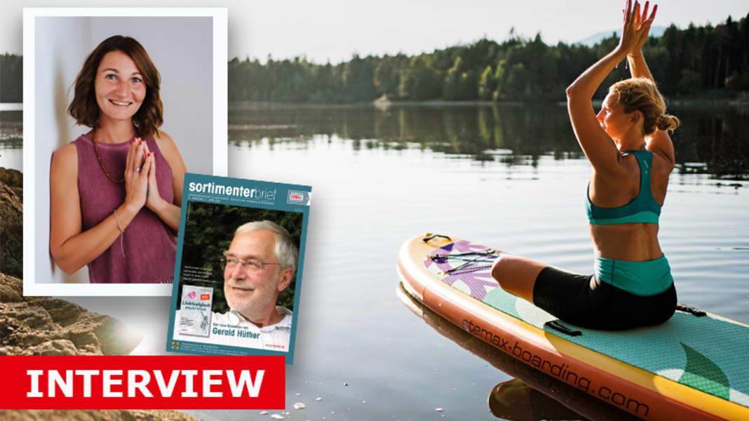 Entspannende Übungen auf dem Paddle Board (sortimenterbrief 4/21)