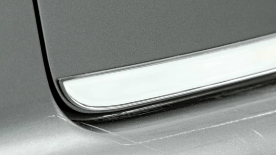 Volkswagen Zubehör: Kantenschutz der Heckklappe - Chrom-Zierleisten mit Funktion