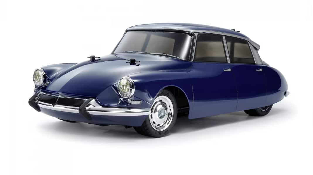 Bei Tamiya trägt die Citroen-Göttin DS 21 in 1:10 Dunkelblau