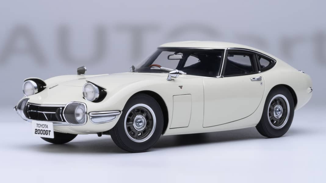 Vor 60 Jahren debütierte der Toyota 2000 GT. Das Autoart-Modell in 1:18 kommt im Juli!