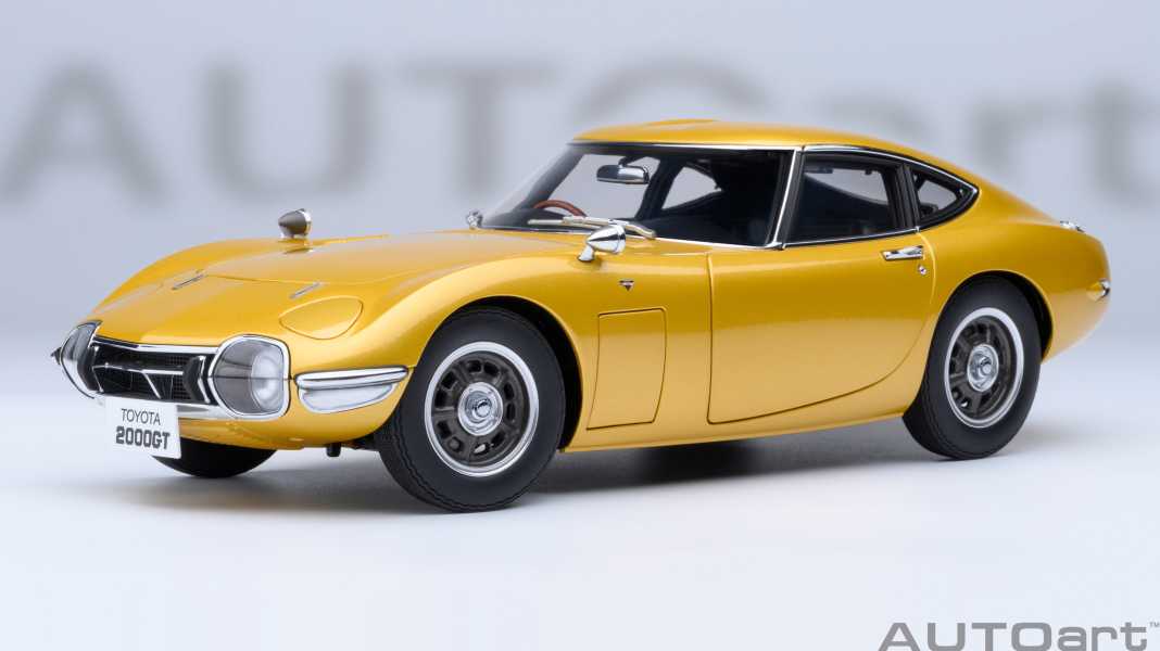 In Gold glänzt der Toyota 2000GT bei Autoart in 1:18 ganz besonders