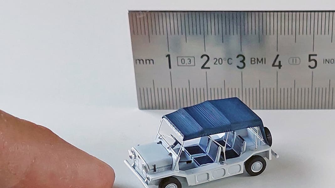 So klein ist der Mini Moke in 1:87, den Automobilia jetzt als Kit bringt!