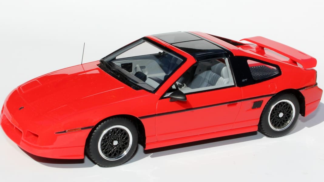 Automodello bringt den Plastik-Pontiac Fiero als Fastback GT in 1:24 heraus