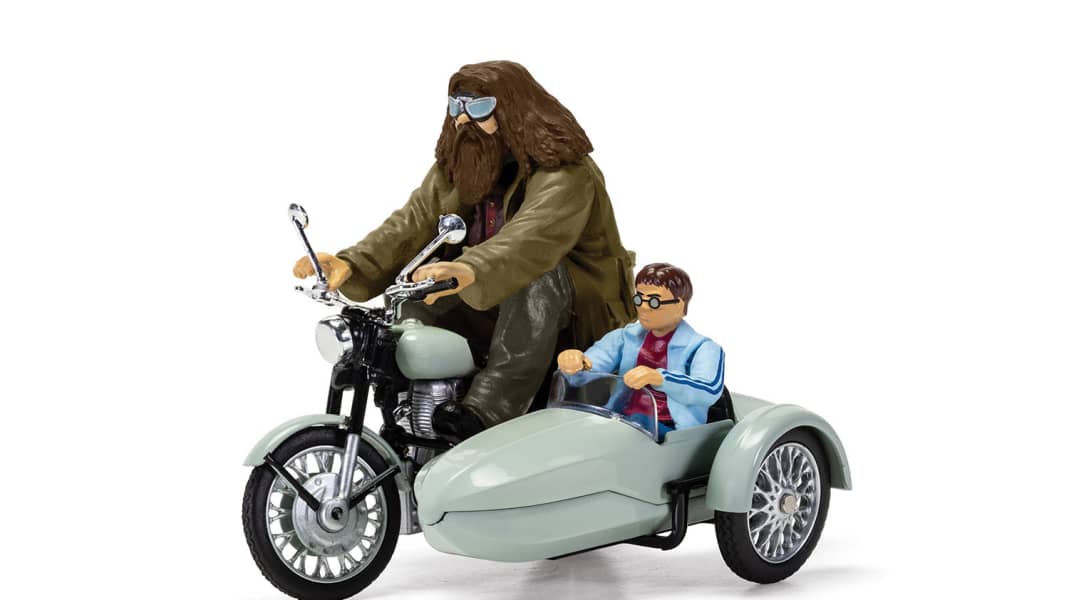 Corgi sattelt Hagrids Gespann und der nimmt Harry Potter auf die Reise mit
