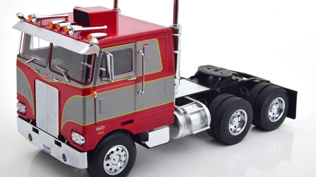 Road Kings bringt den Peterbilt Pacemaker 352 in zwei schrillen 1:18-Versionen