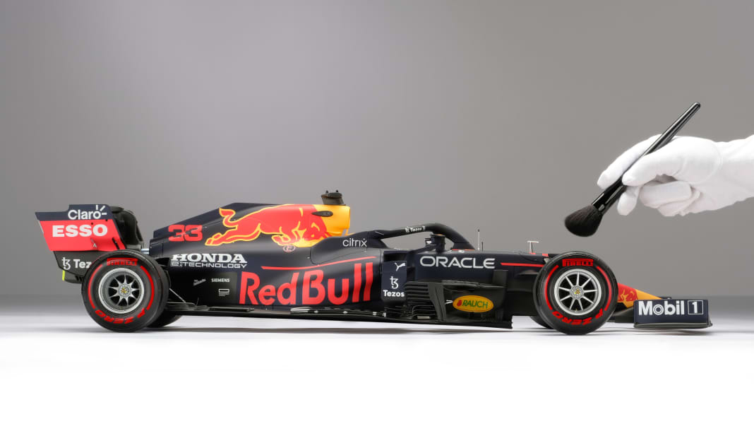 Amalgam stellt den Weltmeisterwagen von Max Verstappen im Riesenmaßstab 1:8 vor