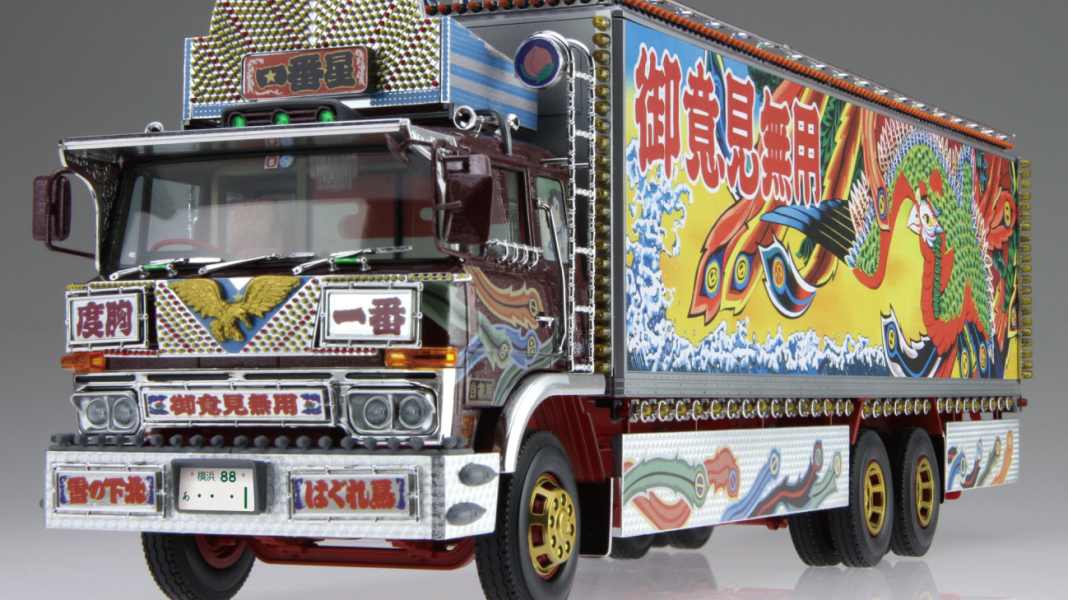 Aoshima bringt schrillen Film-Truck aus Japan als 1:32-Kit