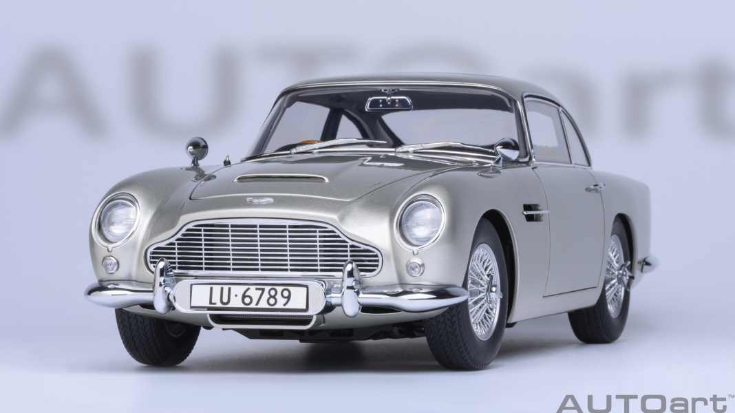 Autoart plant Goldfinger-Aston-Martin in 1:18 mit Hammer-Gimmicks