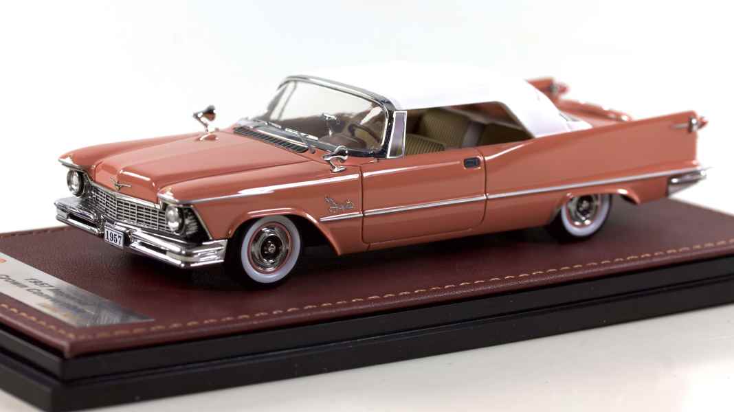 Tom Dirnbergers Chrysler Imperial Convertible von 1957 schimmern hell