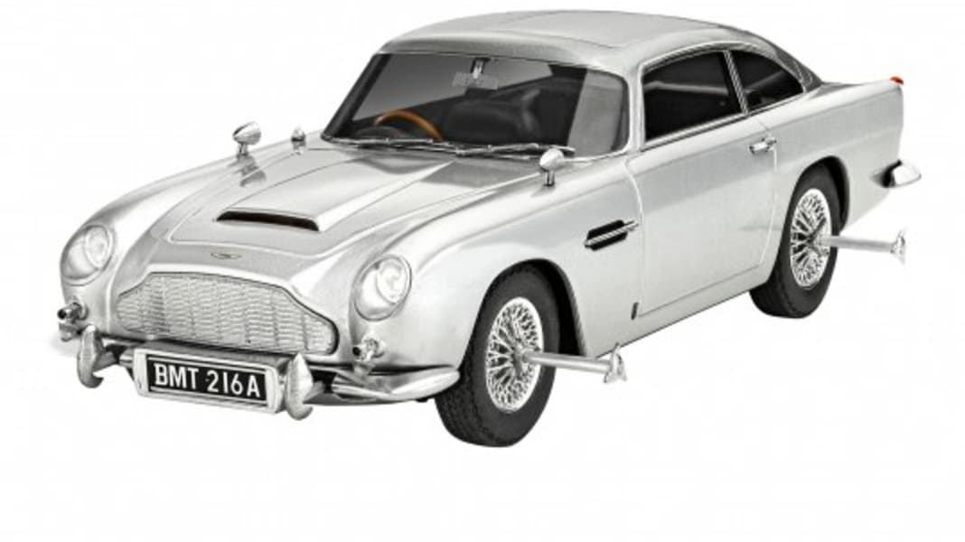 Revell bringt vier Bond-Dienstwagen in 1:24 als Plastikkits